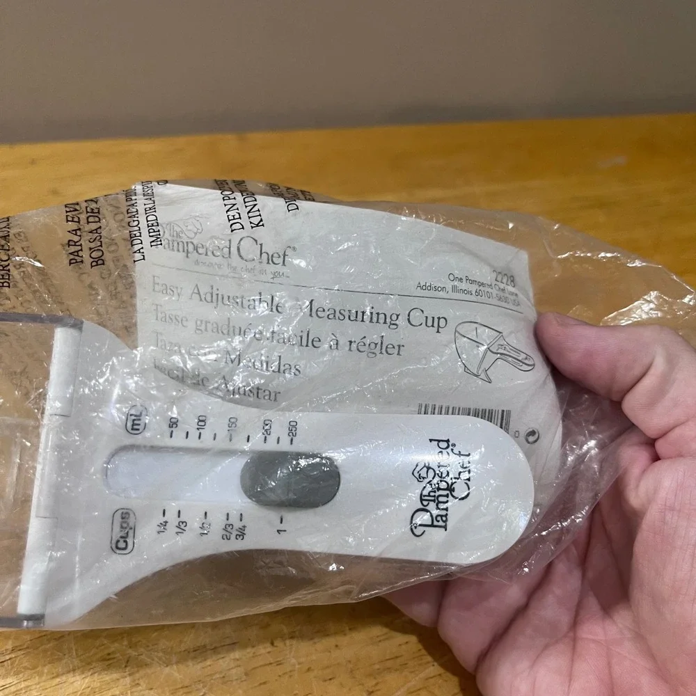 Pampered Chef Easy Adjustable Measuring Cup 2228 White Clear 1 Cup 250mL NEW